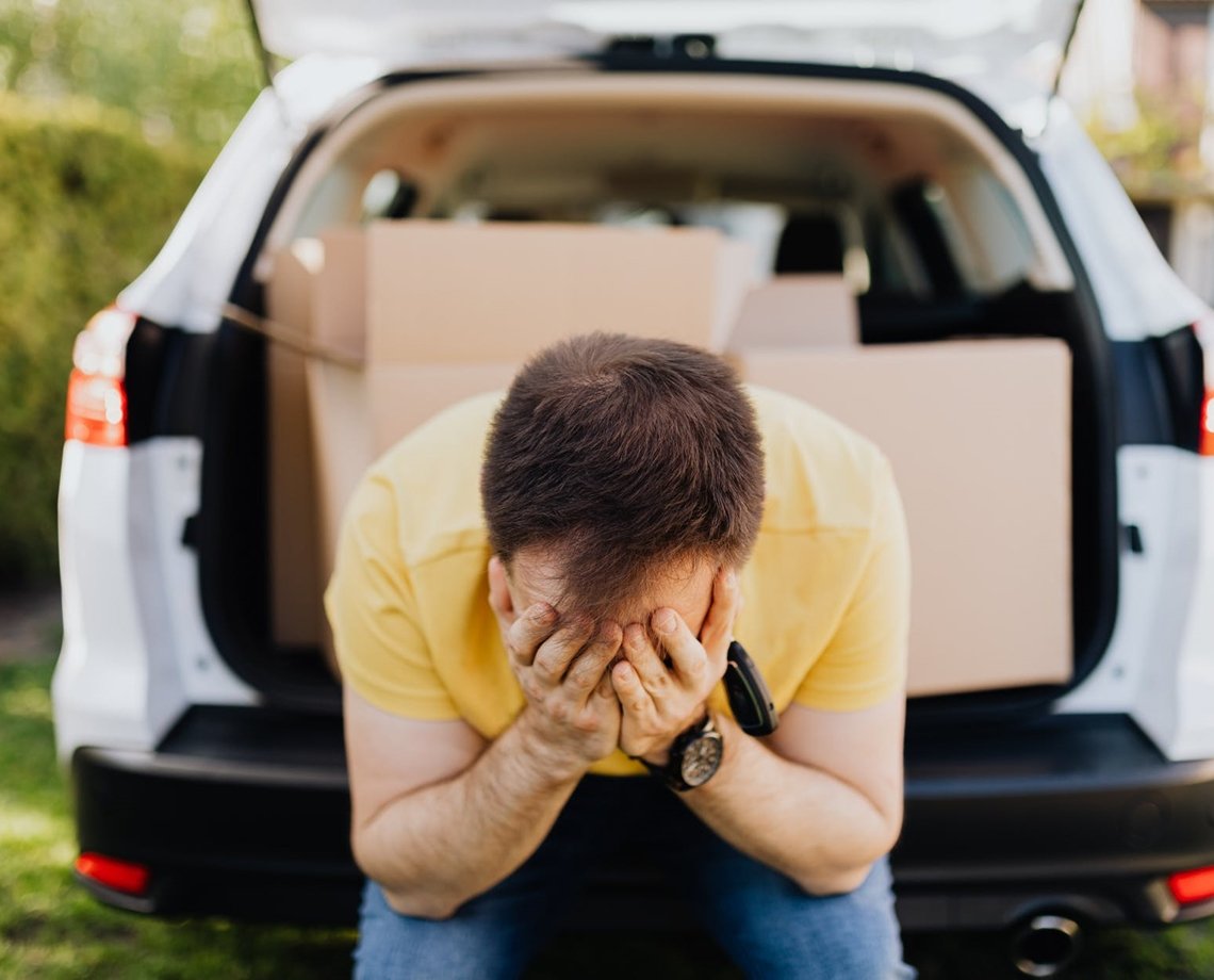 Mãe prende filho de 13 anos no porta-malas do carro para fazer quarentena após ele testar positivo pra Covid