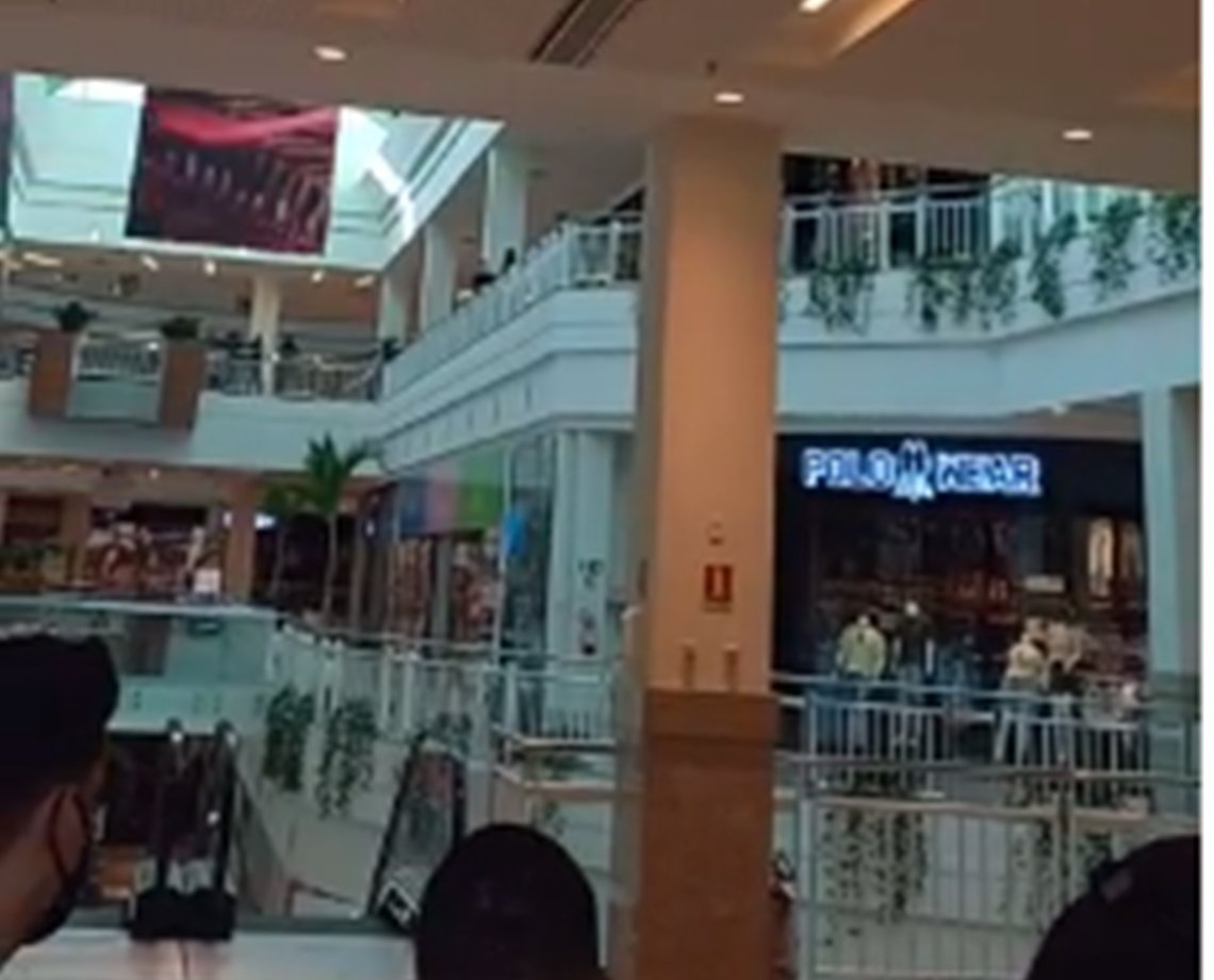 VÍDEO: venda dá errado e clientes caem na briga em shopping de Salvador; sobrou até para as cadeiras