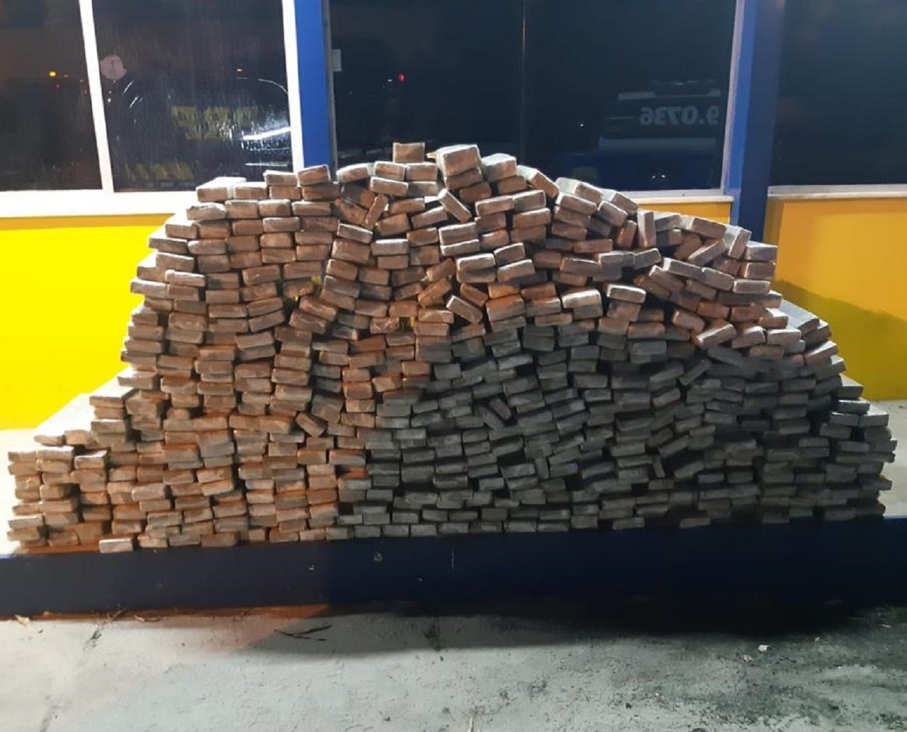 Polícia persegue carro de luxo roubado e acha mais de 500 kg de maconha na BR-101, na Bahia 