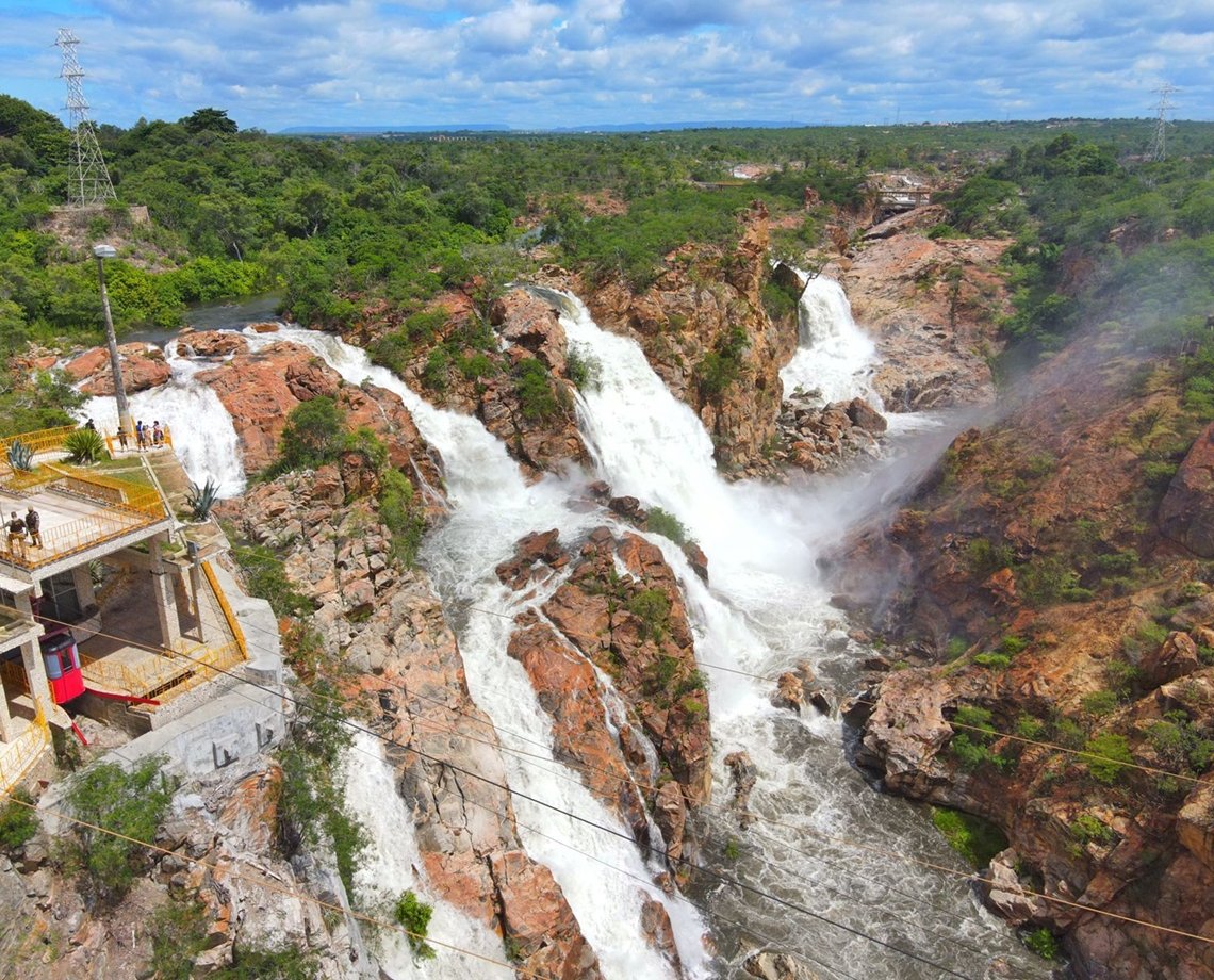 Cachoeira volta a ficar visível após 12 anos "sumida" em Paulo Afonso