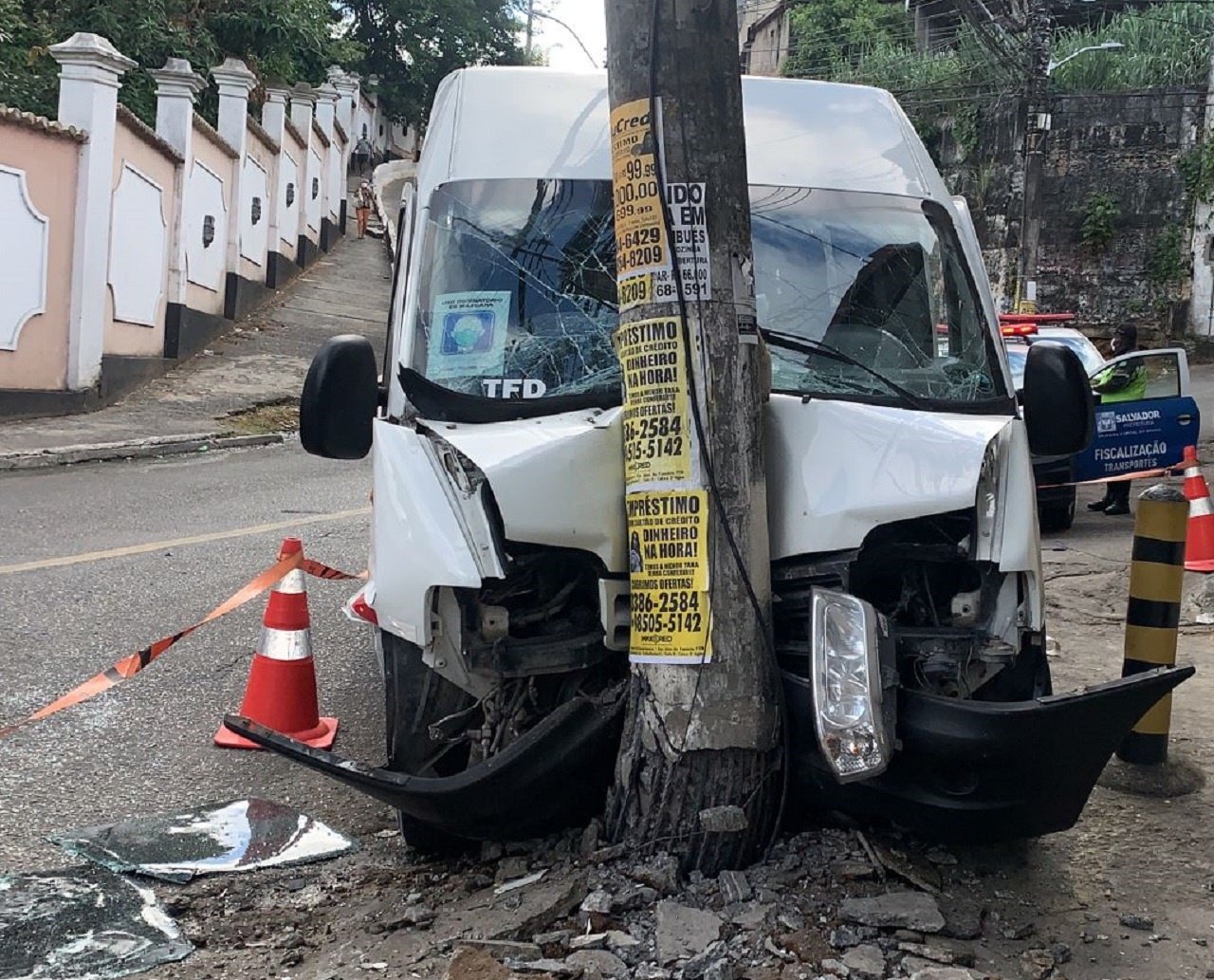 Acidente com van que transportava pacientes do interior da Bahia em tratamento na capital deixa, ao menos, cinco feridos