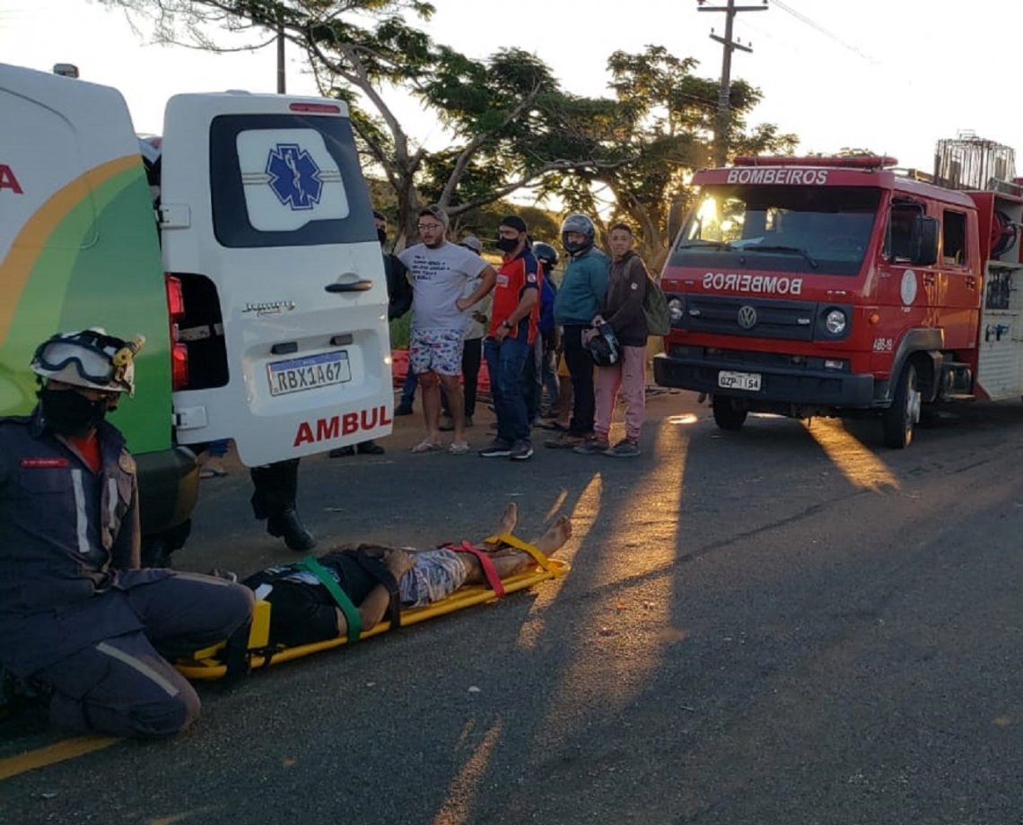Sete pessoas ficam feridas ap&oacute;s capotamento de van em rodovia no sudoeste da Bahia; v&iacute;timas s&atilde;o levadas para hospital
