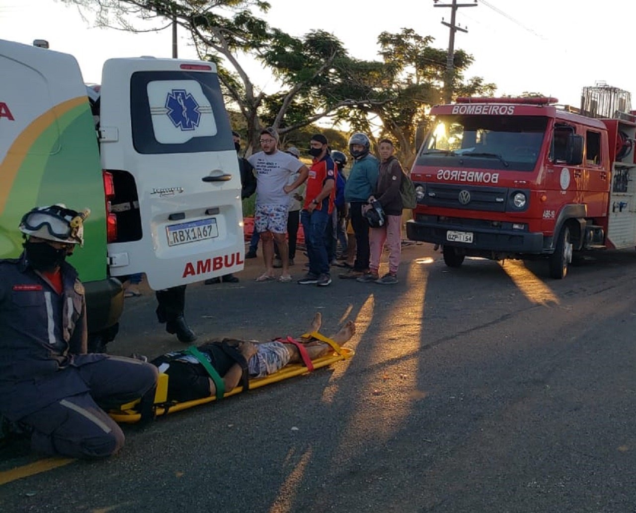 Sete pessoas ficam feridas após capotamento de van em rodovia no sudoeste da Bahia; vítimas são levadas para hospital