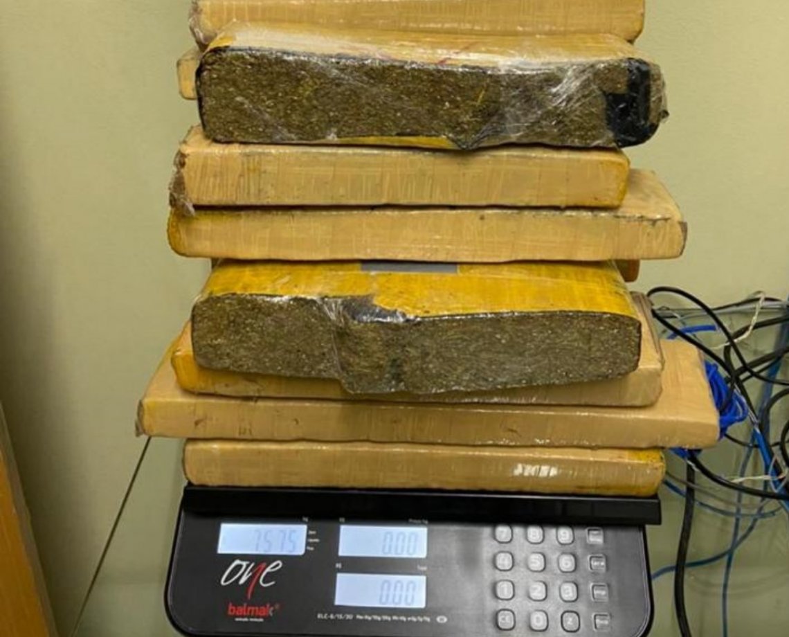 Casal é flagrado com 14 kg de de maconha dentro do carro; droga seria levada para a cidade de Cansanção 