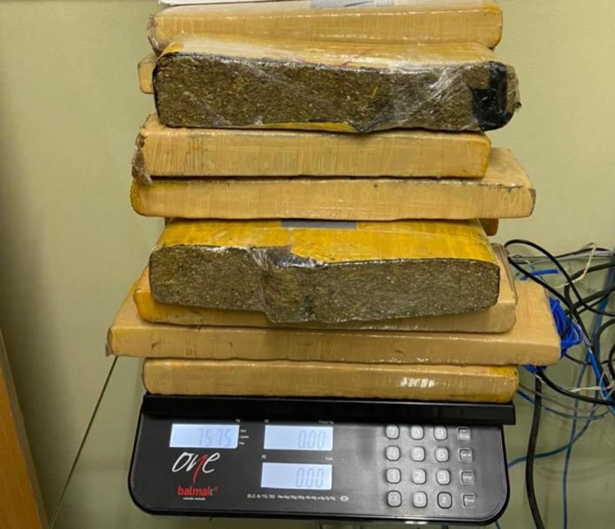 Casal é flagrado com 14 kg de de maconha dentro do carro; droga seria levada para a cidade de Cansanção 