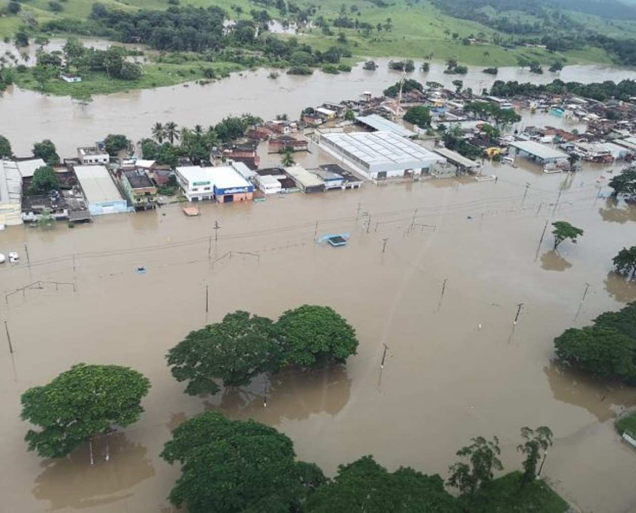 Saúde antecipa repasse de R$ 104 milhões a cidades da Bahia afetadas pelas chuvas; pelo menos 26 pessoas morreram no estado