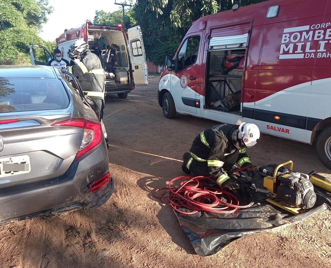 Mulher fica presa às ferragens de carro e espera trabalho dos bombeiros para ser resgatada na Bahia 