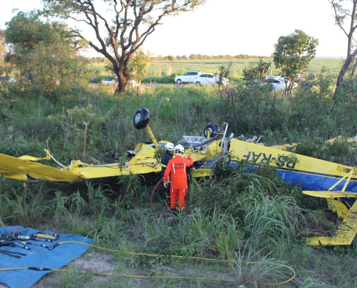 Bombeiros resgatam corpo de piloto após acidente aéreo em Luís Eduardo Magalhães