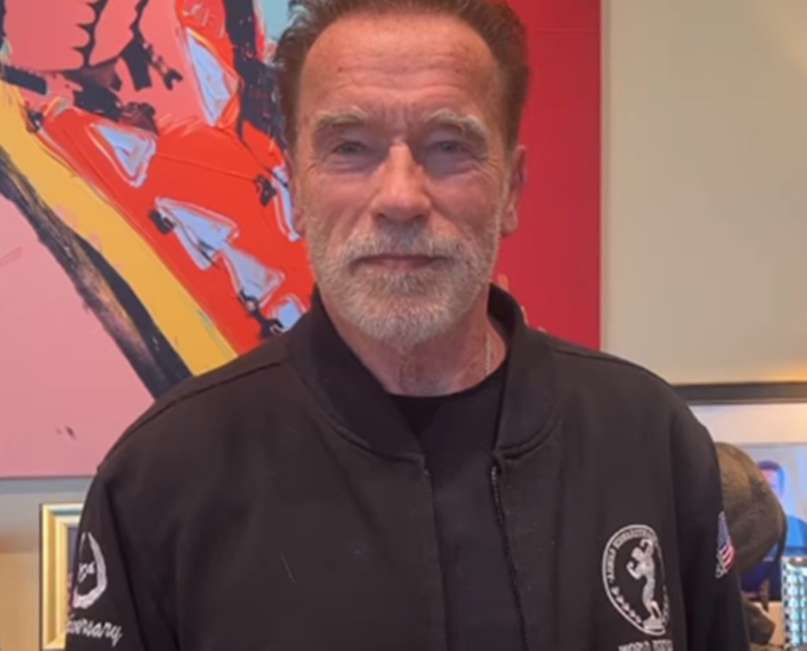 Arnold Schwarzenegger se envolve em acidente de carro em Los Angeles e mulher fica gravemente ferida