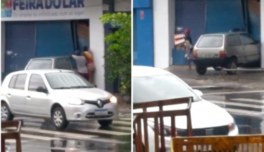 VÍDEO: Grupo saqueia loja na Calçada após incidente de carro danificar porta do estabelecimento