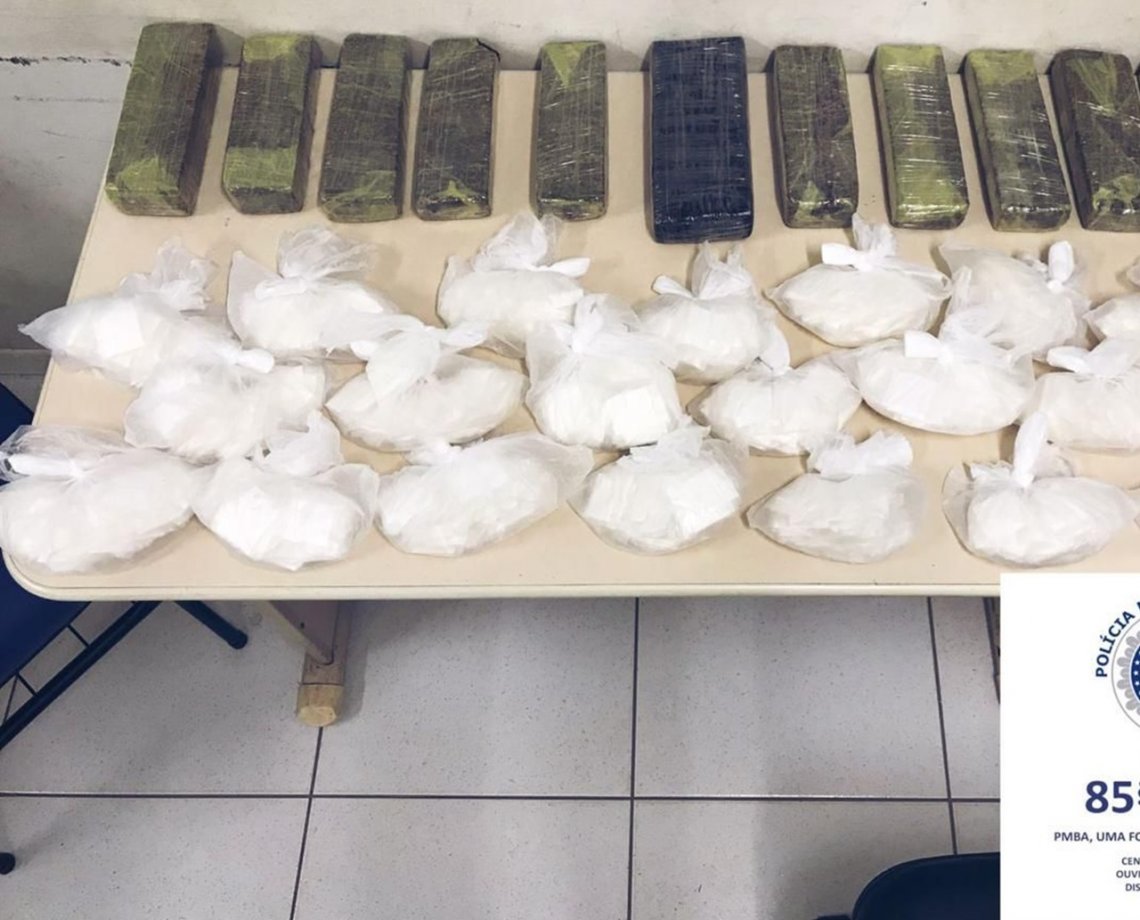 Após denúncia anônima, polícia apreende drogas, dinheiro e celulares com passageiro dentro de ônibus no interior da Bahia