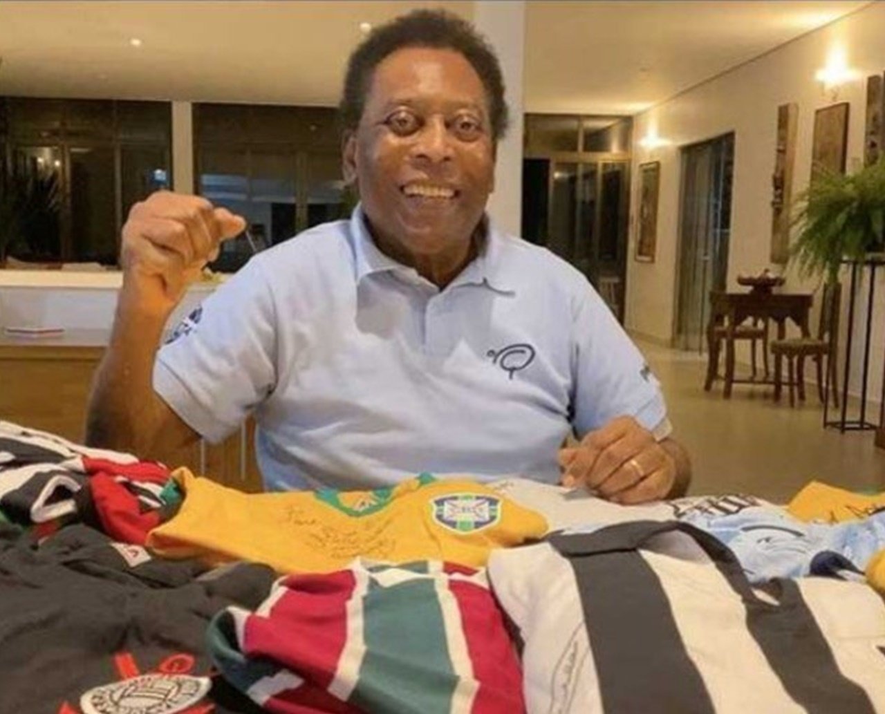 Filha de Pelé tranquiliza fãs e não confirma câncer generalizado: "meu pai está bem"