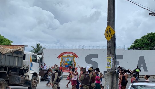 Mulheres, familiares de presos fazem protesto por visitação no Complexo da Mata Escura, em Salvador 