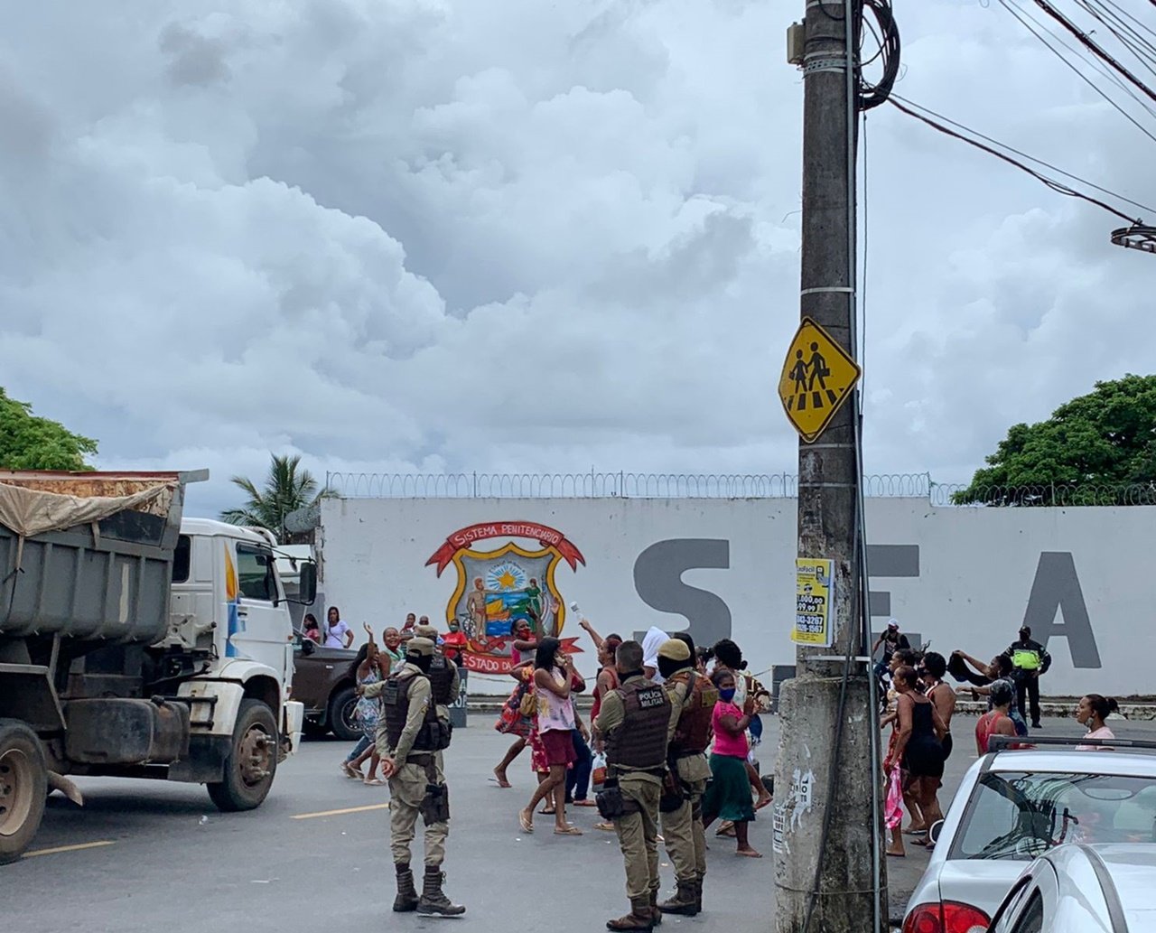 Mulheres, familiares de presos fazem protesto por visitação no Complexo da Mata Escura, em Salvador 