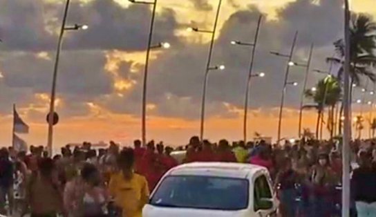 Fim da tarde na Barra tem aglomeração, pôr do sol e até sambão: parecia até Carnaval; assista 