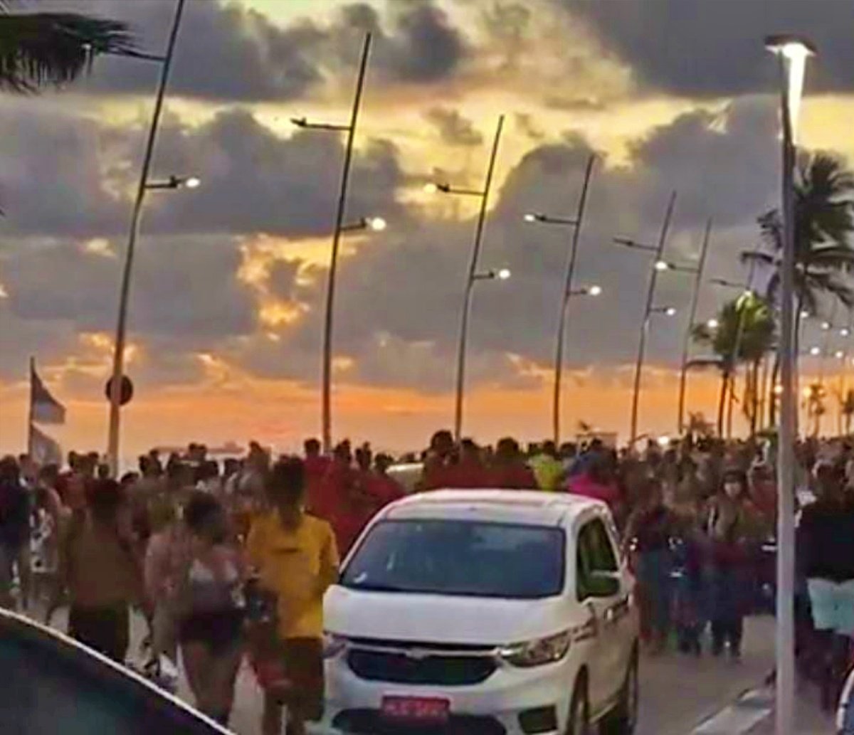 Fim da tarde na Barra tem aglomeração, pôr do sol e até sambão: parecia até Carnaval; assista 