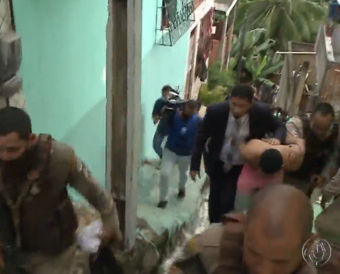 Homem armado mantém mulher em cárcere privado após ser cercado pela polícia no Arenoso