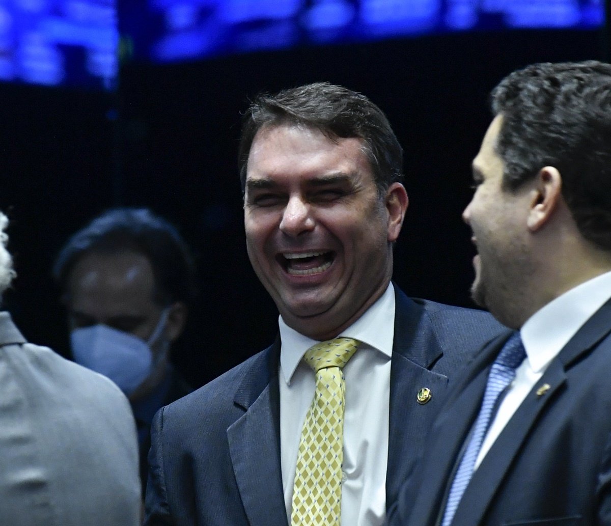 Postagem de Flávio Bolsonaro ataca governador da Bahia: “povo baiano não merece mais continuar sendo enganado pelo PT”