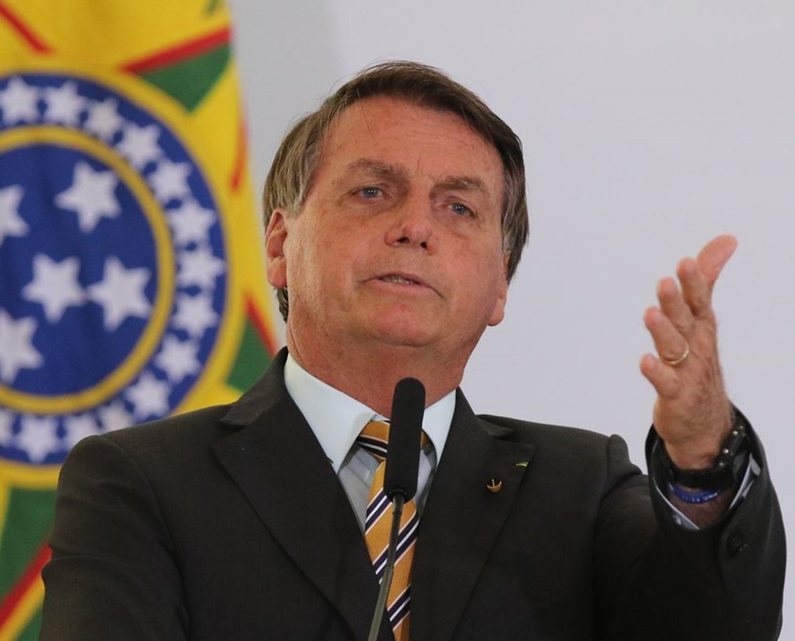 Estudante lê versículo da Bíblia para Bolsonaro e finaliza chamando o presidente de "farsa"; assista