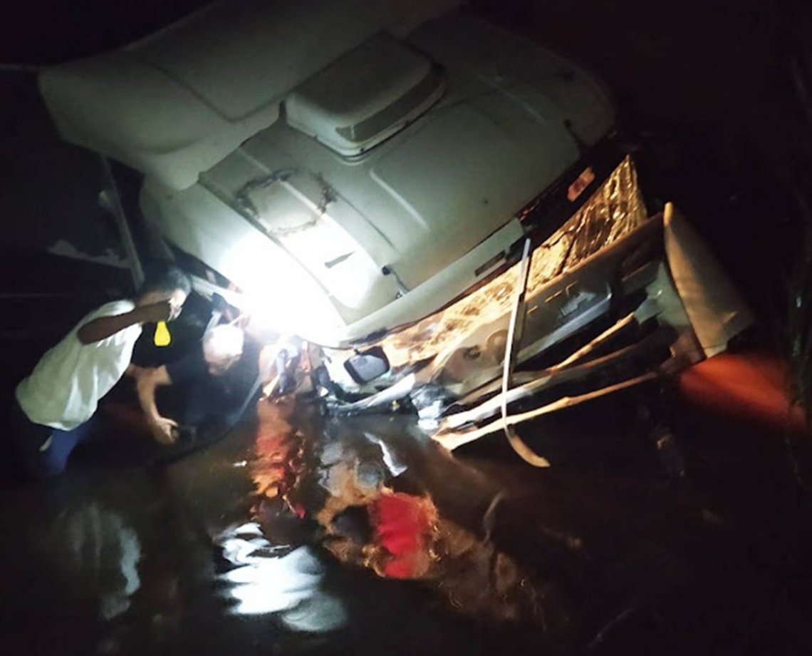 'Nasceu de novo': motorista passa bem após carreta cair de ponte em Riachão do Jacuípe; veja vídeo