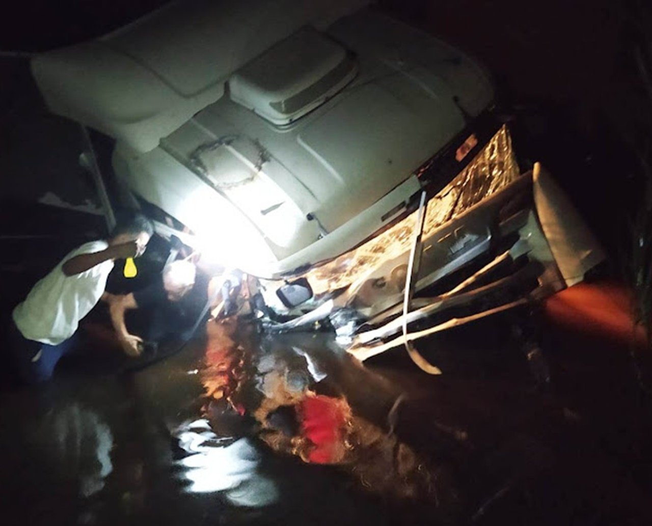  'Nasceu de novo': motorista passa bem após carreta cair de ponte em Riachão do Jacuípe; veja vídeo