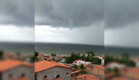 Moradora registra tromba d'água em Bom Jesus dos Pobres; vídeo