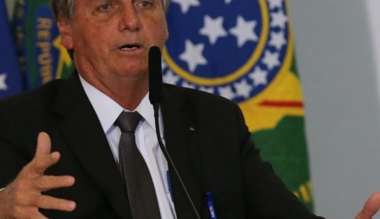 Bolsonaro promete reajuste salarial de 33% para os professores: "governadores não querem", diz presidente