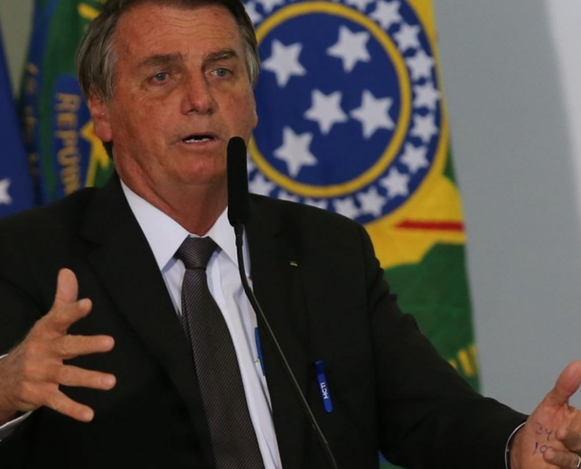 Bolsonaro promete reajuste salarial de 33% para os professores: "governadores n&atilde;o querem", diz presidente