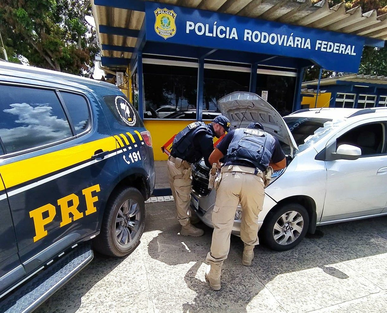 Durante fiscalização em rodovias baianas, PRF recupera dois veículos roubados; motoristas foram presos