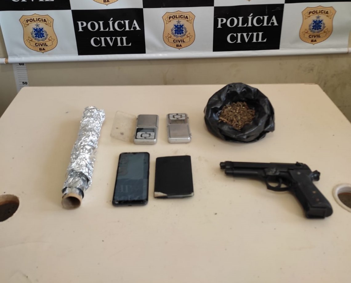 Trio é flagrado com drogas e pistola falsa em Santo Antônio de Jesus, na Bahia