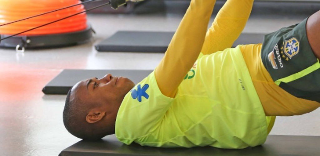 Robinho fica fora de treino após sentir dores no joelho e preocupa seleção