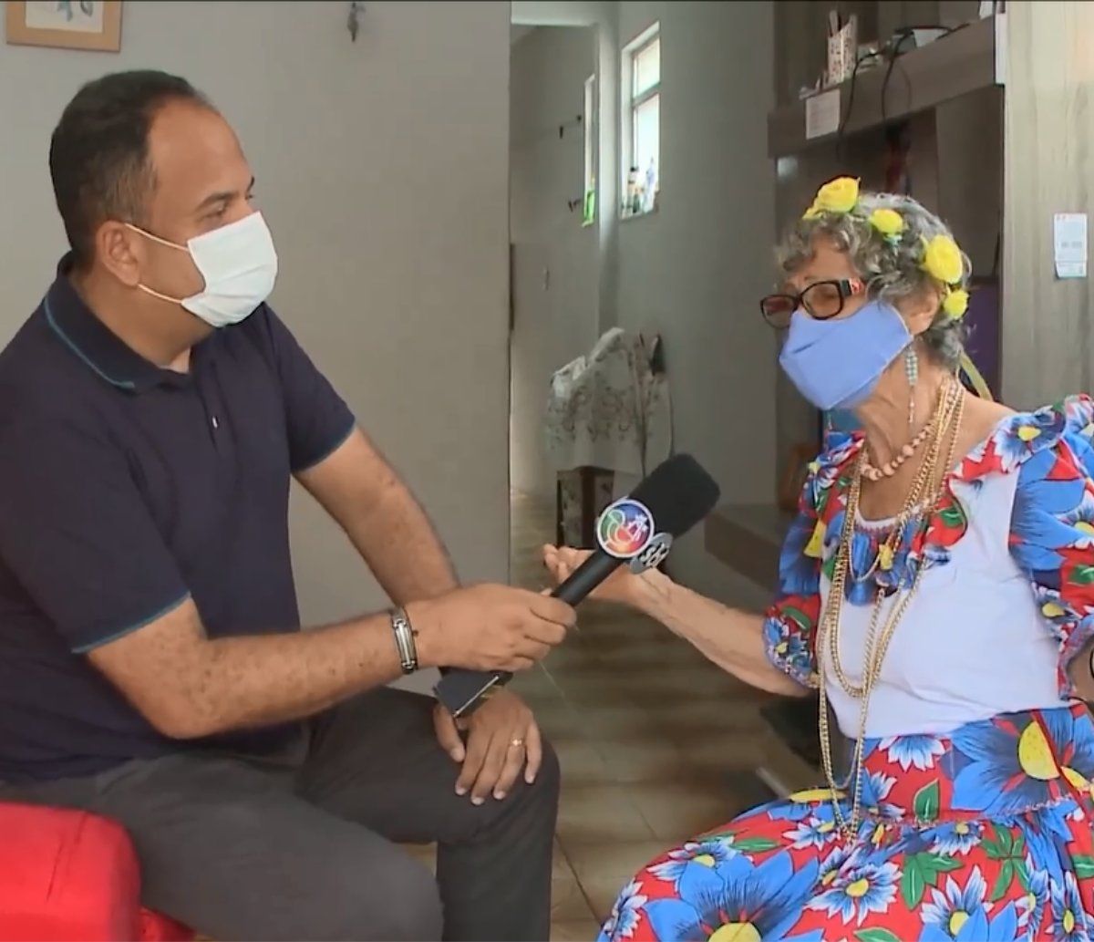 Vovó Francisca, com 79 anos, é fã da TV Aratu e mostra seu talento demonstrando o carinho para Jorge Araújo