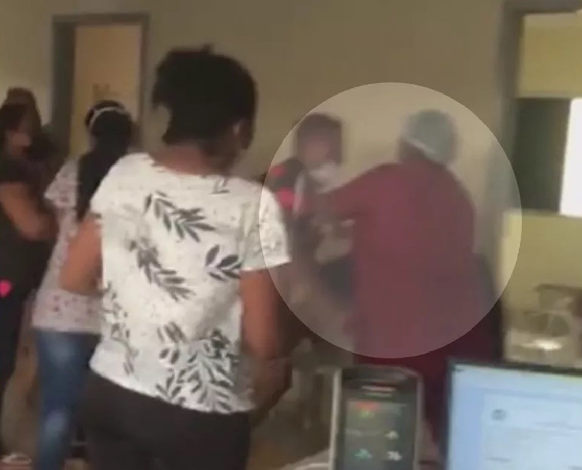 Vídeo: médica desmaia após ser agredida a socos por casal em posto de saúde; teste de Covid pode ter motivado agressão