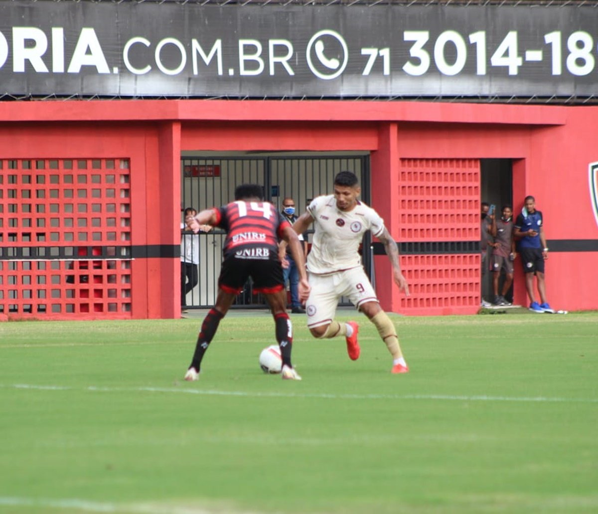 Com um a menos desde o primeiro tempo, Vitória perde para Jacuipense no Barradão pelo Campeonato Baiano