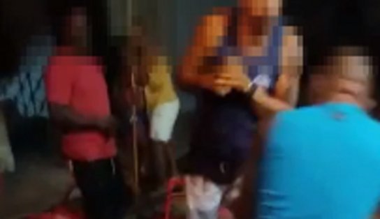 Homem recebe nocaute impressionante durante briga em bar de Salvador; assista ao vídeo