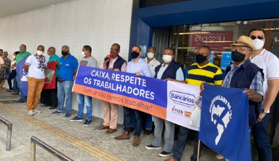 Sem ar-condicionado há 15 dias, agência bancária, no bairro do Comércio, é alvo de protesto nesta segunda-feira