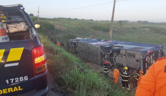 Ônibus com cantor Devinho Novaes tomba e deixa 1 morto e 9 feridos em Alagoas; artista está entre as vítimas