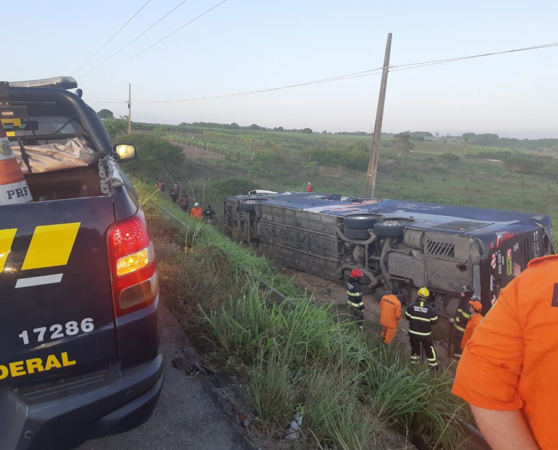 Ônibus com cantor Devinho Novaes tomba e deixa 1 morto e 9 feridos em Alagoas; artista está entre as vítimas