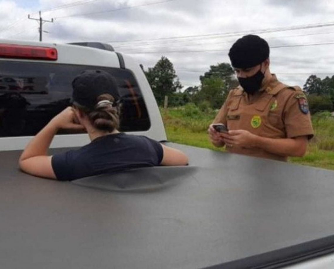 Após flagrar traição em motel, mulher entra na traseira de caminhonete do marido e se recusa a sair; veja vídeo