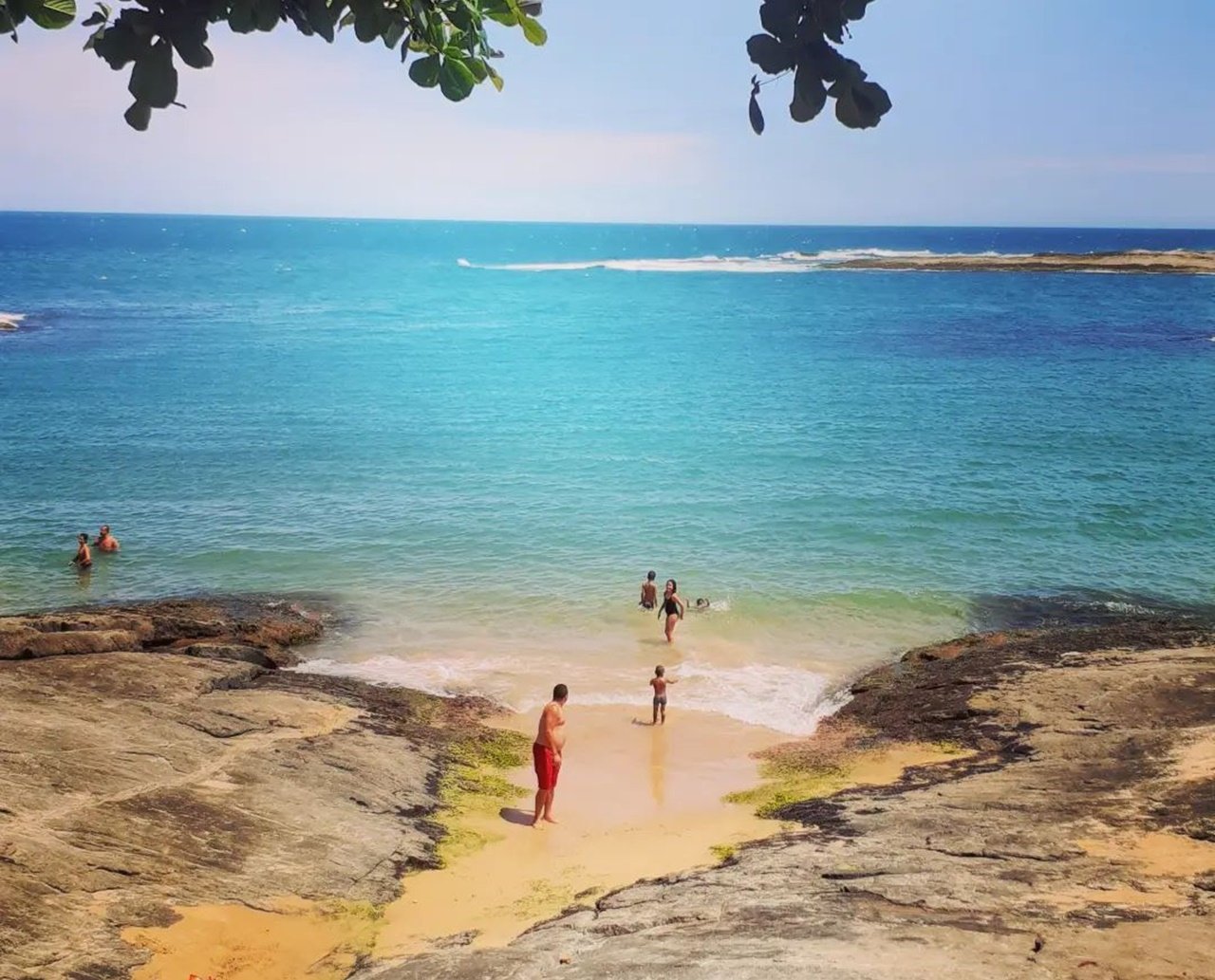 'Que onda é essa?': jovem acorda com barriga aberta e órgãos à mostra após usar drogas alucinógenas em praia; polícia investiga