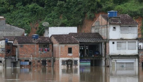 Bolsonaro diz que quem teve casas atingidas pelas fortes chuvas não teve 'visão de futuro' para construir em outro lugar