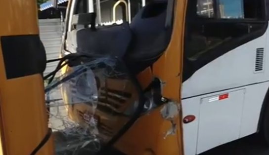 Engavetamento envolvendo três micro-ônibus deixa cobradora ferida no bairro do Stiep, em Salvador