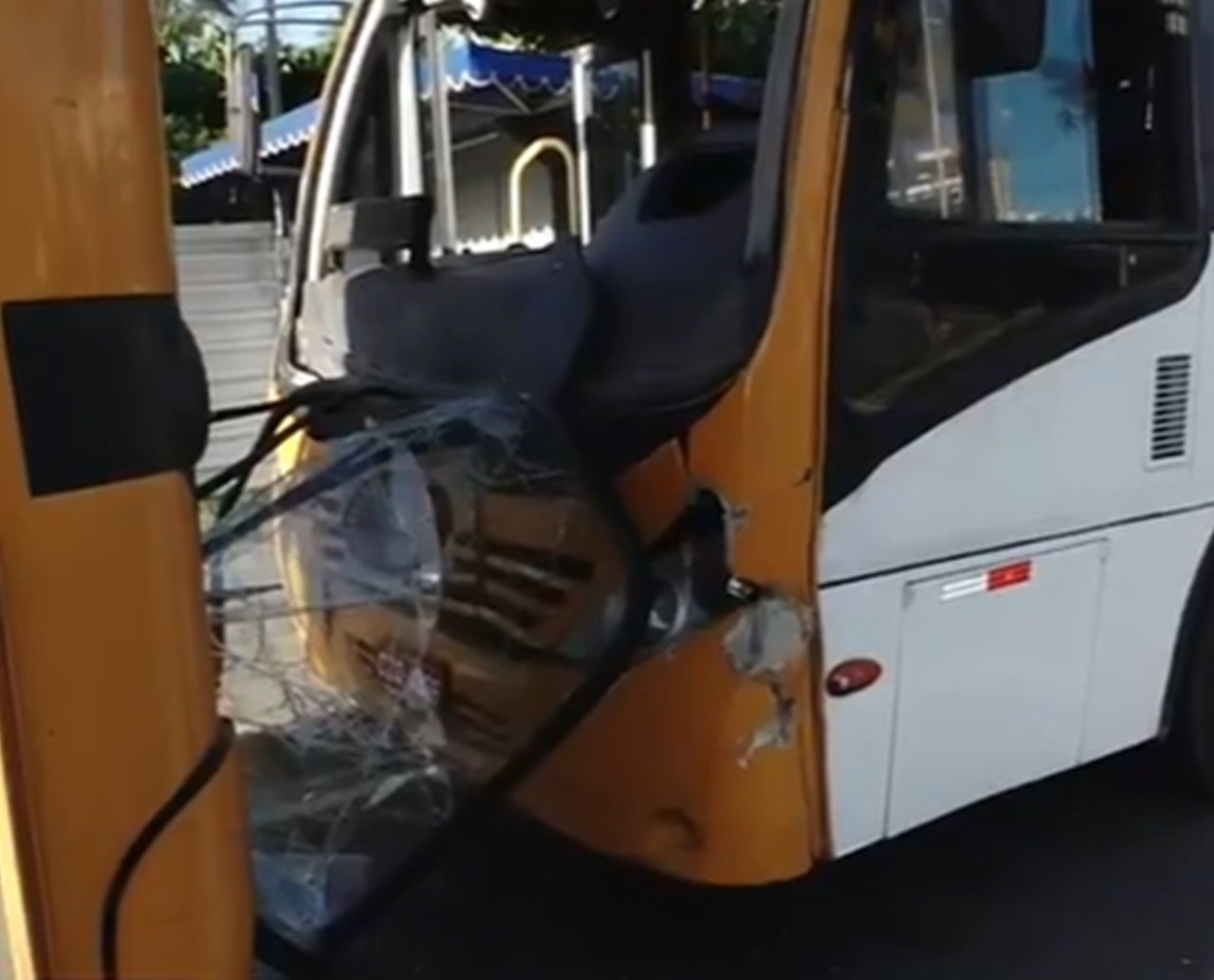 Engavetamento envolvendo três micro-ônibus deixa cobradora ferida no bairro do Stiep, em Salvador