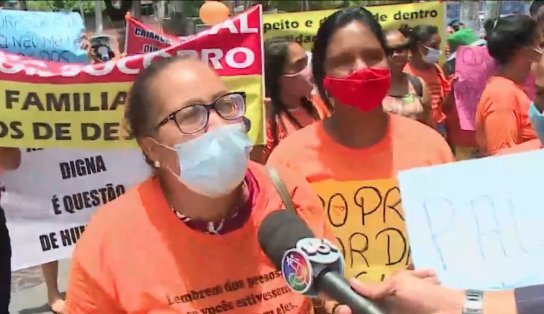 "Ser família não é crime": familiares e amigos de detentos fazem protesto e pedem retorno das visitas às penitenciárias