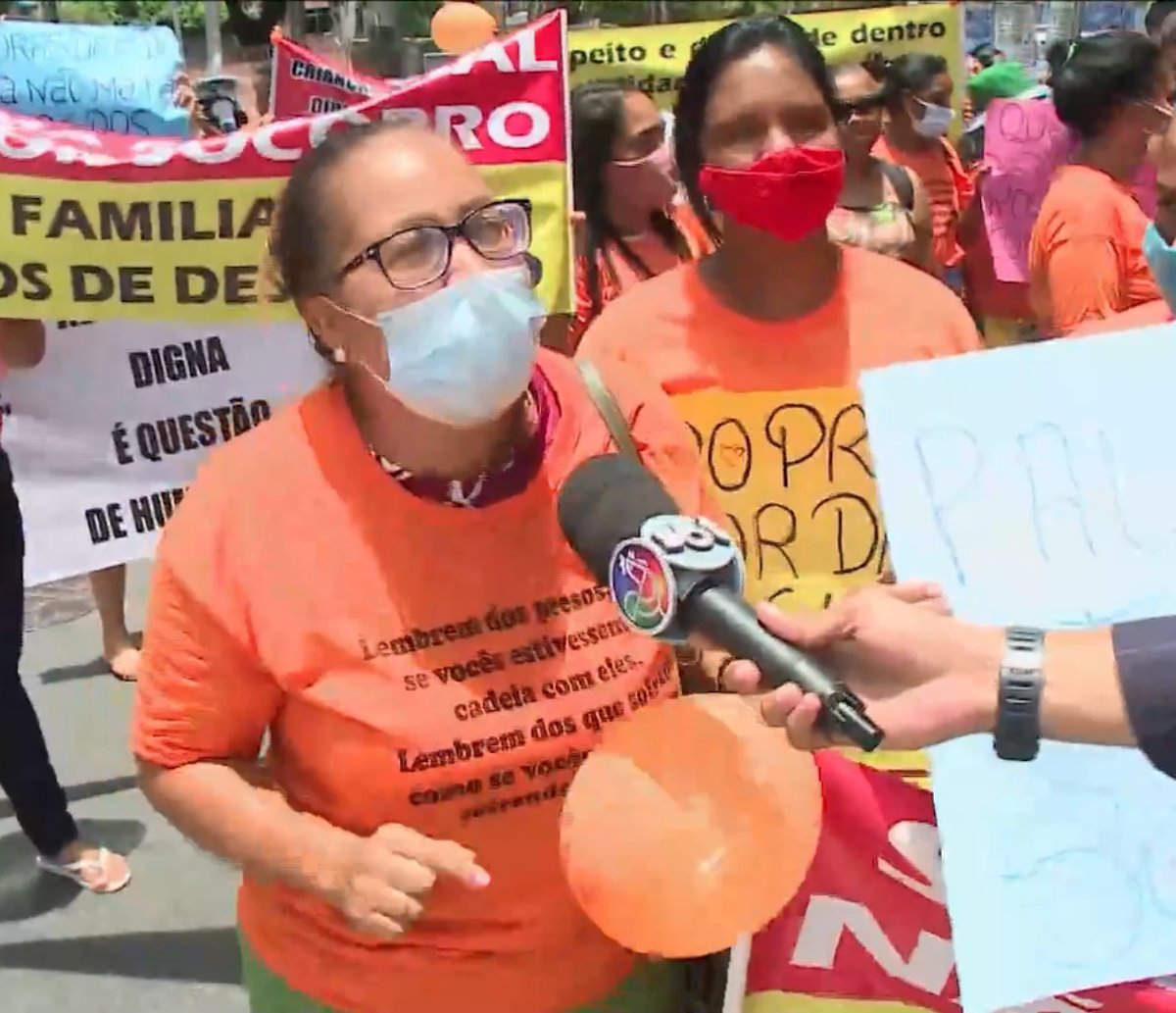 "Ser família não é crime": familiares e amigos de detentos fazem protesto e pedem retorno das visitas às penitenciárias