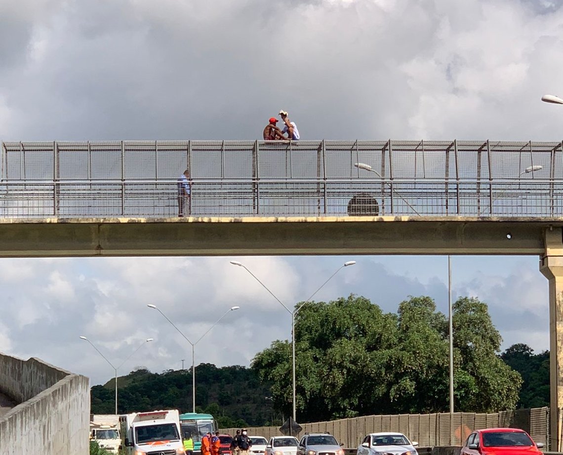 Pastor Sargento Isidório sobe em ponte e consegue convencer homem a não cometer suicídio; veja vídeo 