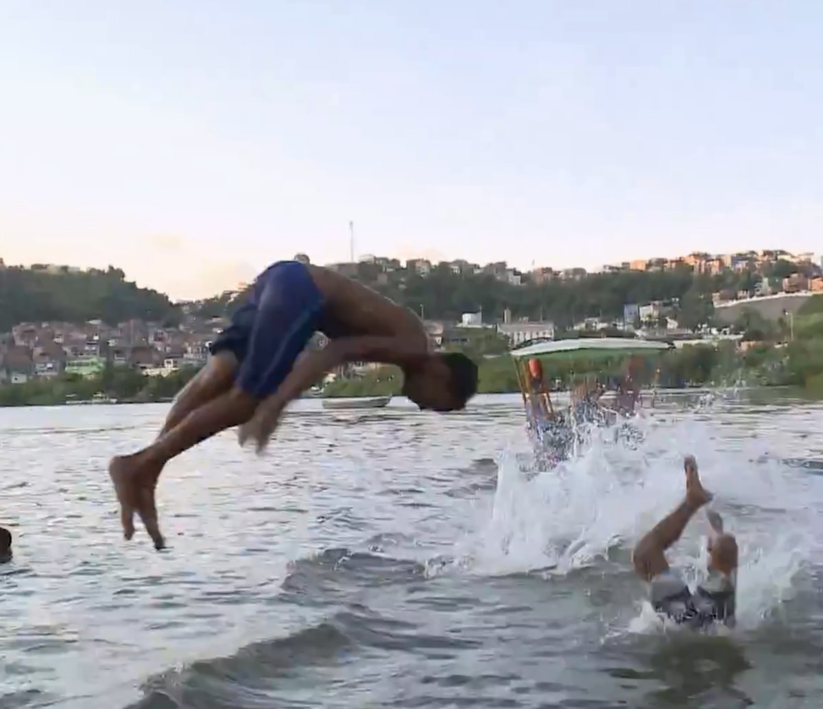 Em água aparentemente suja, jovens do Subúrbio de Salvador curtem "piscinão" e Jorge Araújo mostra; assista 