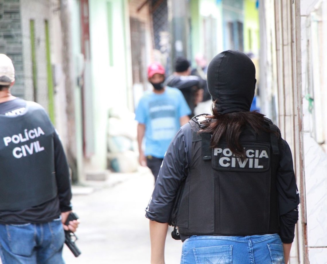 Amor, bandido: usuário de drogas, homem é preso por manter companheira de 16 anos trancada na Bahia