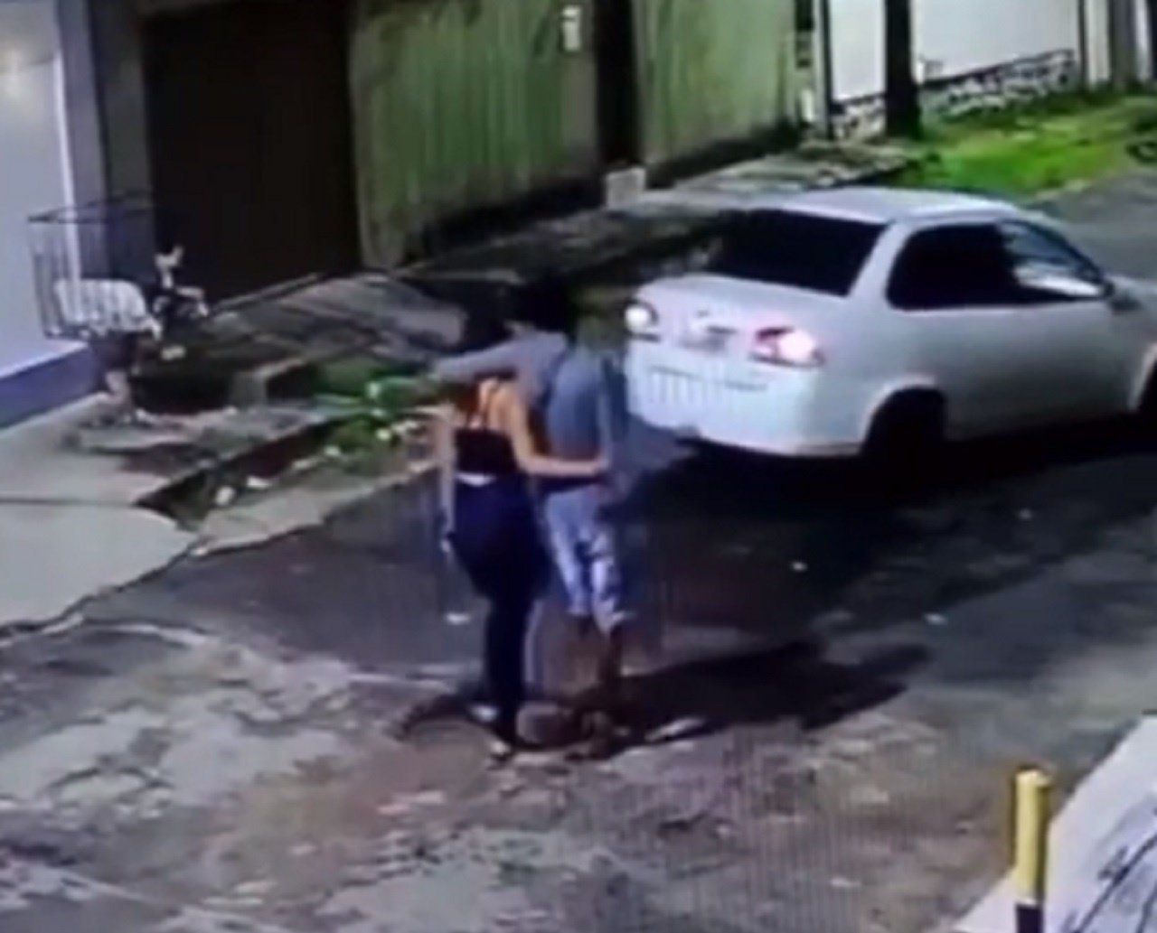 Vídeo mostra momento que motorista por aplicativo foi baleado na tentativa de assalto em Itapuã; casal é suspeito