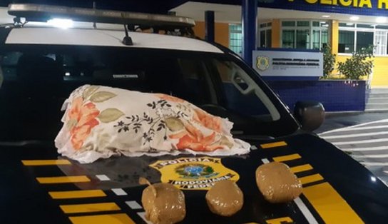 Com quase 2 kg de cocaína dentro de travesseiro, passageiro de ônibus é preso pela PRF em Vitória da Conquista